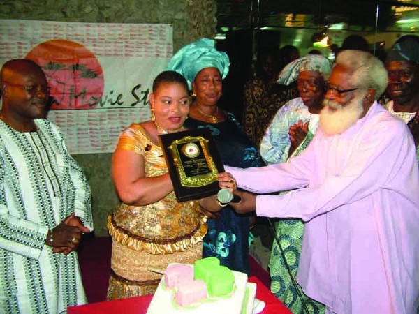 Toyin Adegbola a.k.a Ajoke Asewo to re mecca receiving the Africanmoviestar Silver Jubilee Award from veteran broadcaster,Chief Yemi Farounbi